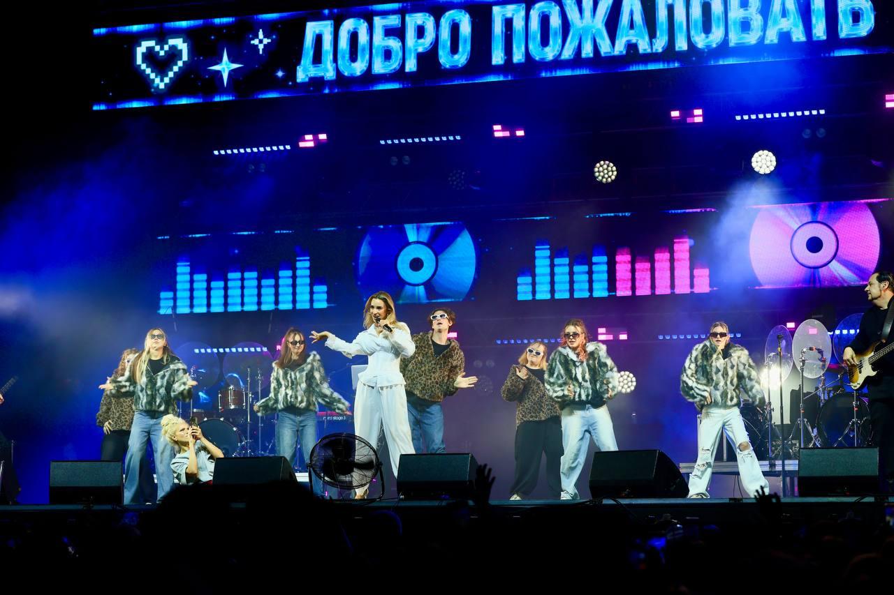 Фото Откровенный наряд Бьянки и отмена выступления группы «Банд’Эрос»: как прошло шоу «Эпоха нулевых» в Новосибирске. ФОТОРЕПОРТАЖ 16 - Сиб.ФМ Фото Откровенный наряд Бьянки и отмена выступления группы «Банд’Эрос»: как прошло шоу «Эпоха нулевых» в Новосибирске. ФОТОРЕПОРТАЖ 16
