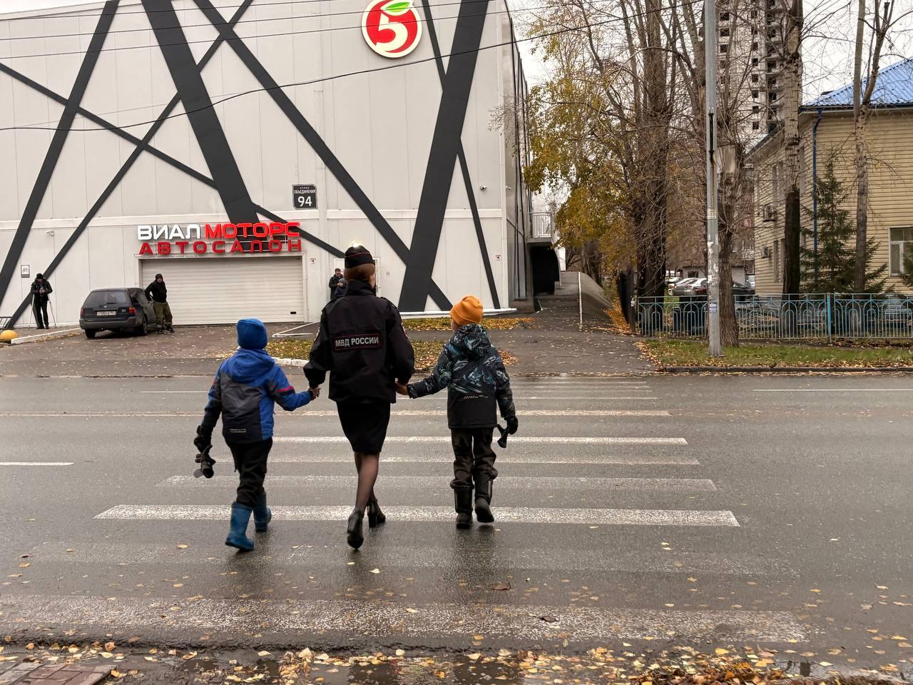 Фото «А вы знаете правила перехода дороги?»: в Новосибирске ГИБДД устроила проверку для пешеходов 3 - Сиб.ФМ Фото «А вы знаете правила перехода дороги?»: в Новосибирске ГИБДД устроила проверку для пешеходов 3