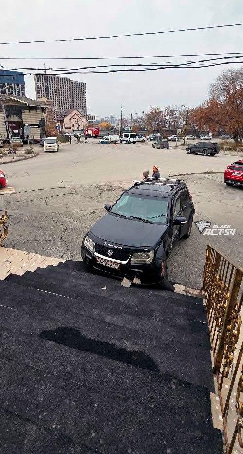 Фото В Новосибирске Suzuki после ДТП влетел в крыльцо жилого дома 2 - Сиб.ФМ Фото В Новосибирске Suzuki после ДТП влетел в крыльцо жилого дома 2