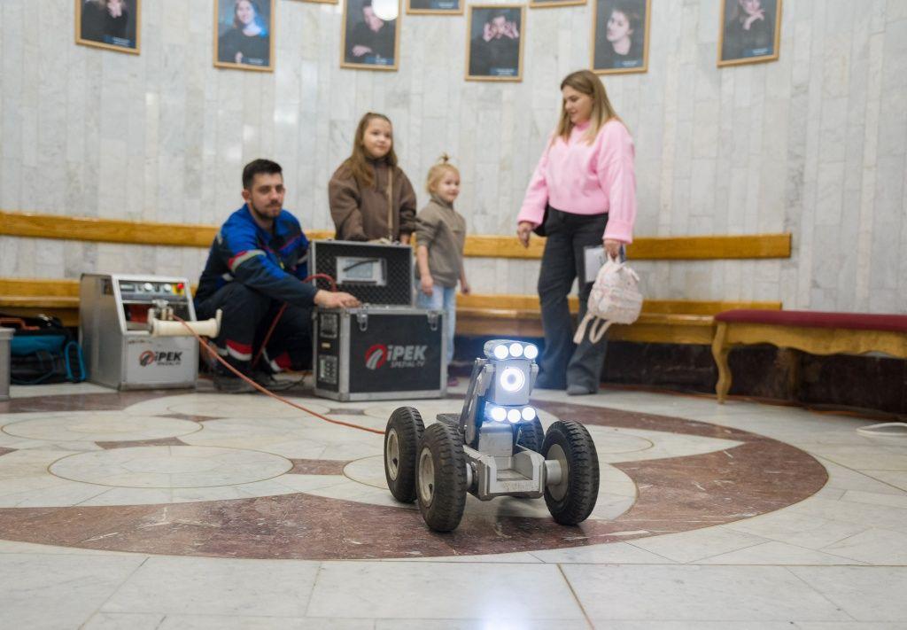 Фото Роботы, приключения и тепло: в кукольном театре Новосибирска показали необычный спектакль для детей 2