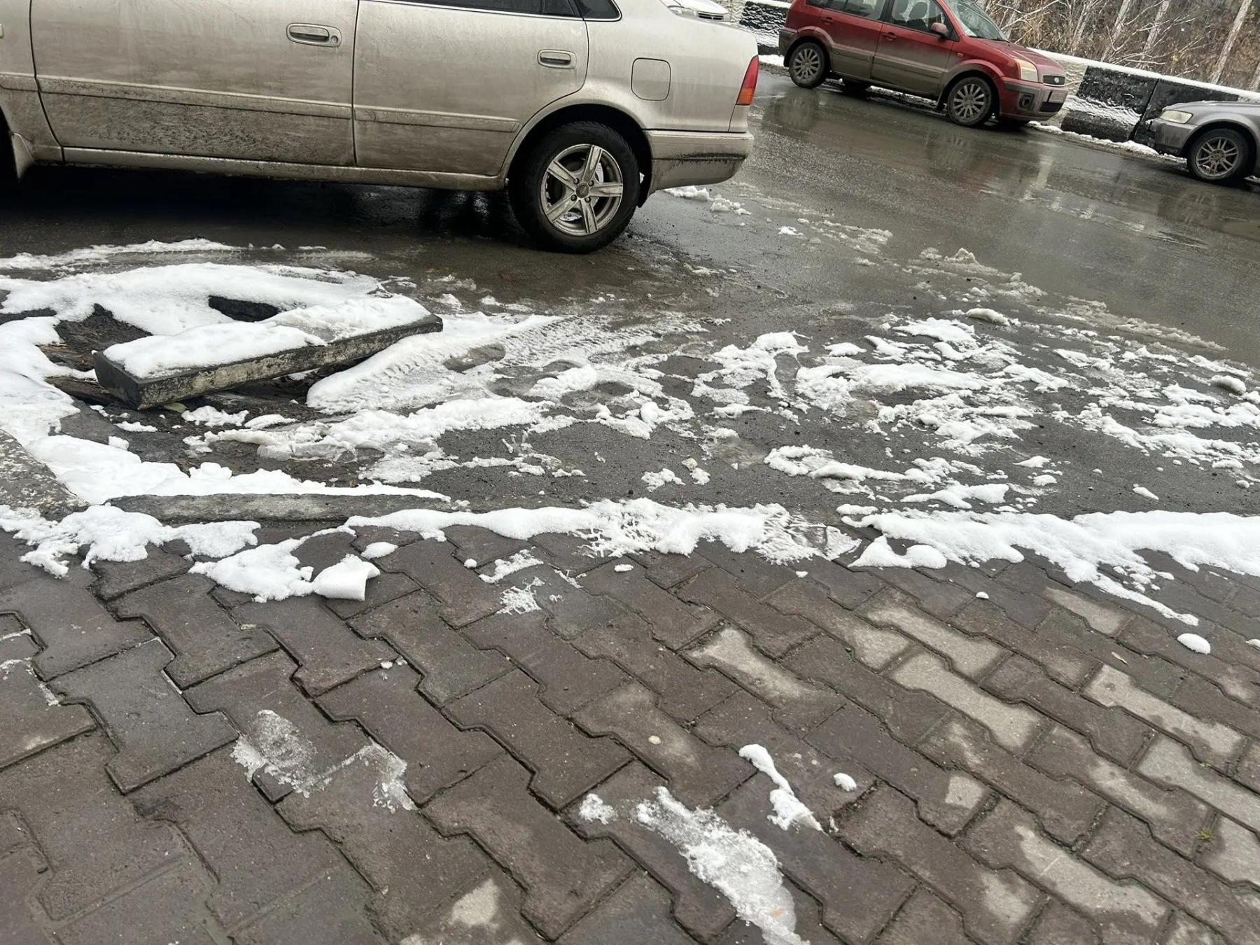 Фото От сугробов к лужам: снегопад сменился слякотью и гололёдом в Новосибирске 5