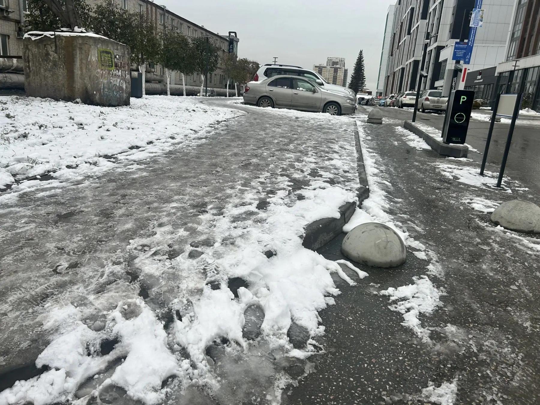 Фото От сугробов к лужам: снегопад сменился слякотью и гололёдом в Новосибирске 3