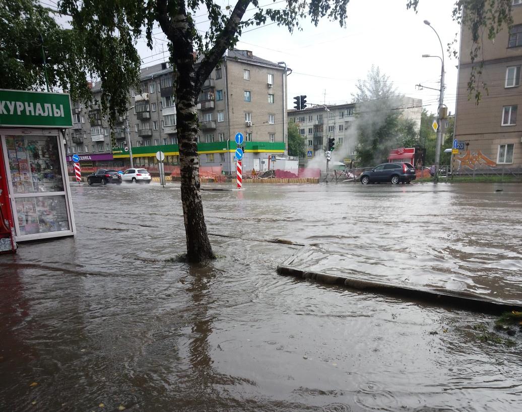 Осадки новосибирск. Потоп в Новосибирске. Затопление Новосибирска. Новосибирск затоплениеие. Новосибирск после дождя.