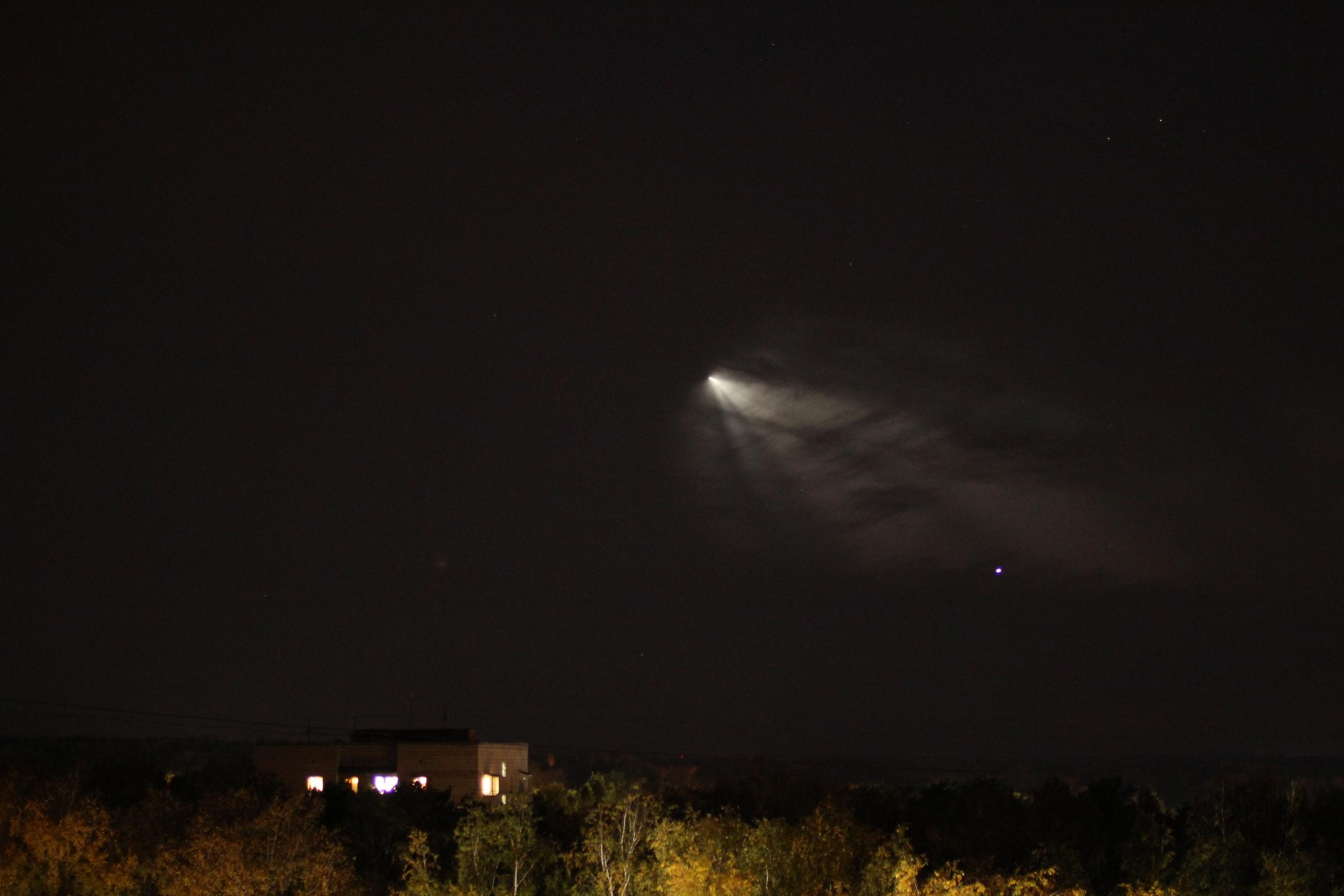 Почему отменили запуск ракеты с байконура сегодня. Ракета Союз в ночном небе. Ракета в ночном небе Байконур. Запуск с Байконура сегодня в небе. Небо ночное в Амурской области.