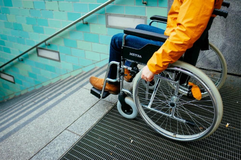 Инвалида обвинили. Инвалид колясочник. Мешок для инвалидов колясочников. Перчатки для инвалидов колясочников. Волгоград инвалиды доступная среда.