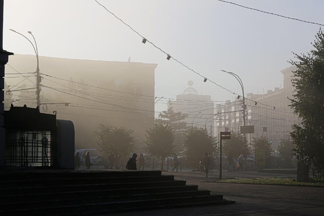 Фото Ёжиковое счастье: плотный туман накрыл Новосибирск на рассвете 28 сентября 7