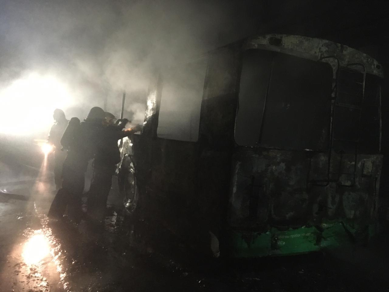 Фото Троллейбус загорелся ночью в депо в Новосибирске 2