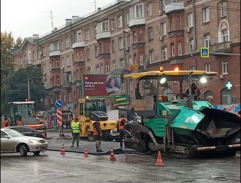 Фото Дорожники в Новосибирске начали укладывать асфальт в дождь 2
