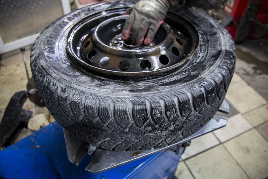 Фото Время зимней резины: шиномонтажники рассказали, почему нельзя тянуть с заменой колёс 2
