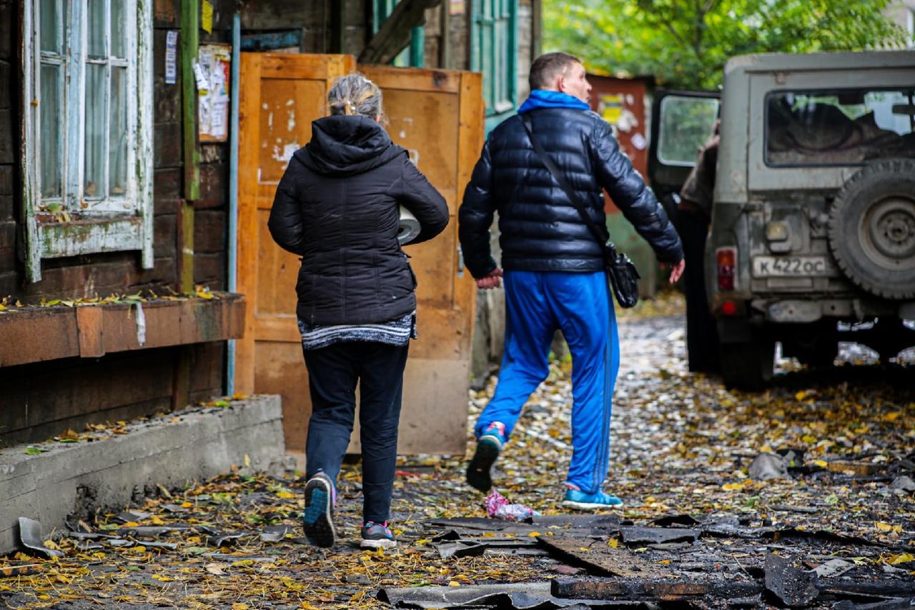 Фото Девять семей остались без жилья из-за пожара в бараке в Новосибирске 2