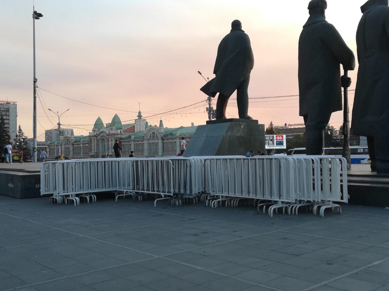 Фото В центре Новосибирска второй день подряд дежурят полицейские 2