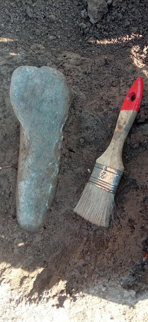 Фото Жительница Новосибирска откопала в земле древний фаллос из камня 2