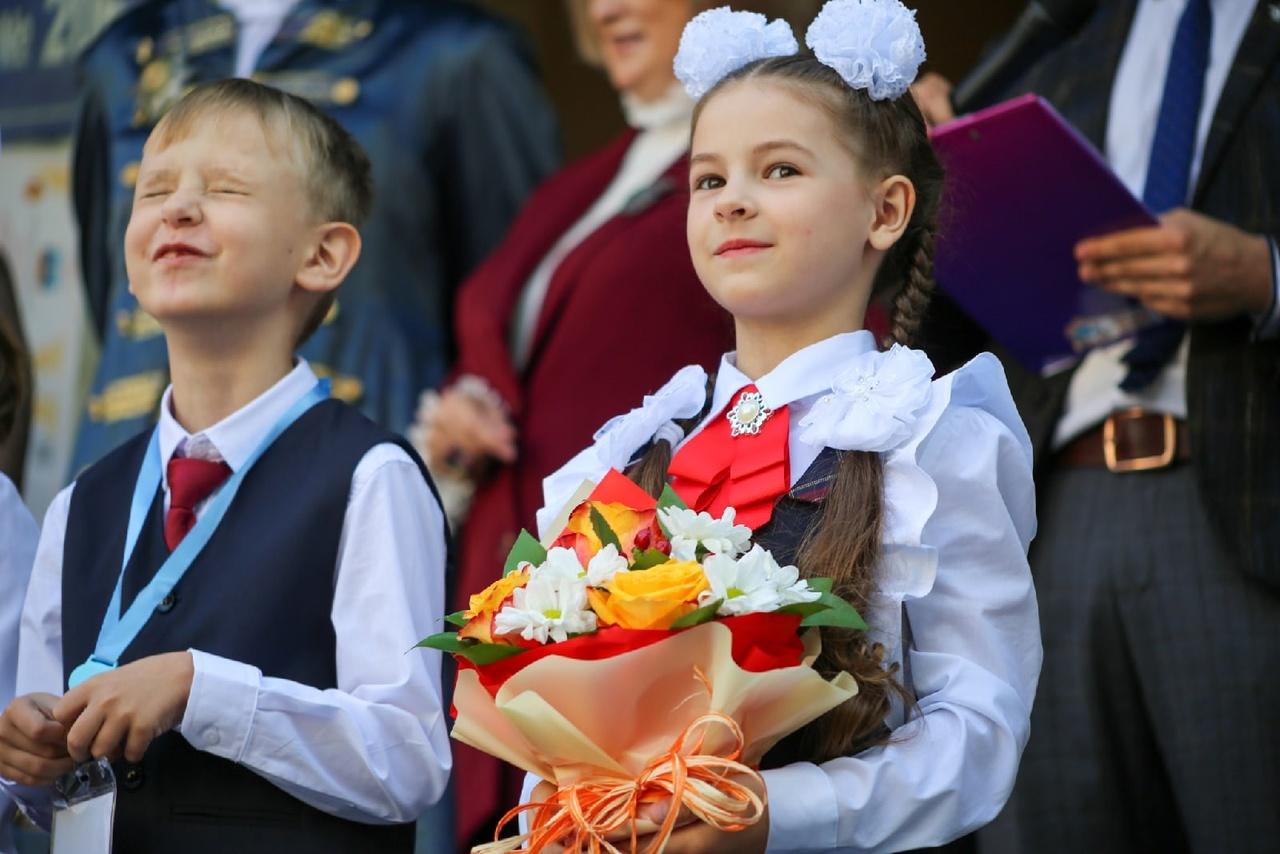 Фото Праздник знаний: лучшие кадры со школьных линеек в Новосибирске 1 сентября 5