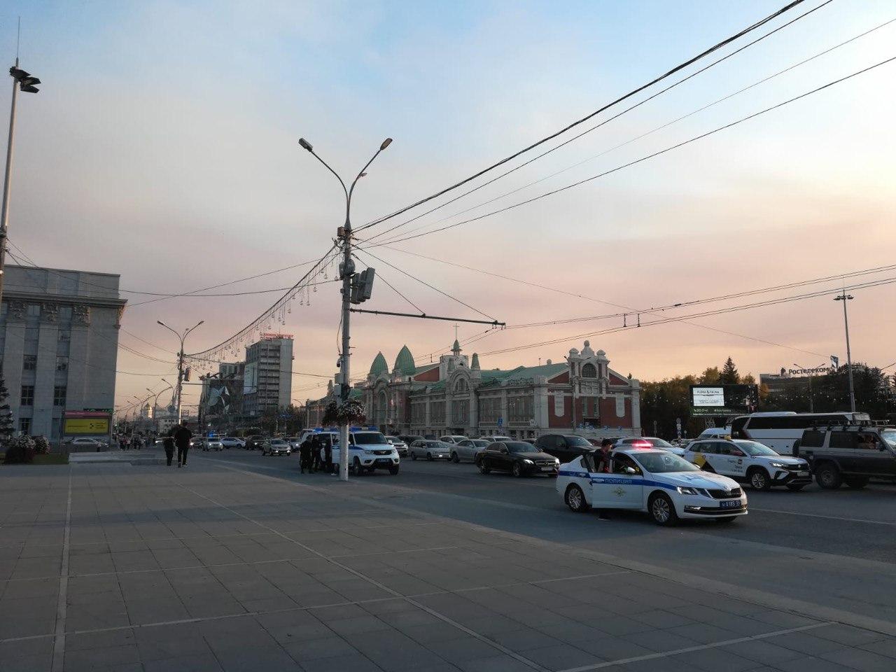 Фото В центре Новосибирска второй день подряд дежурят полицейские 3