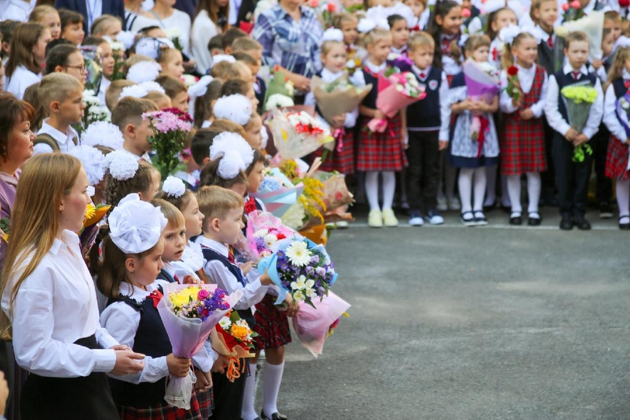 Фото Праздник знаний: лучшие кадры со школьных линеек в Новосибирске 1 сентября 2