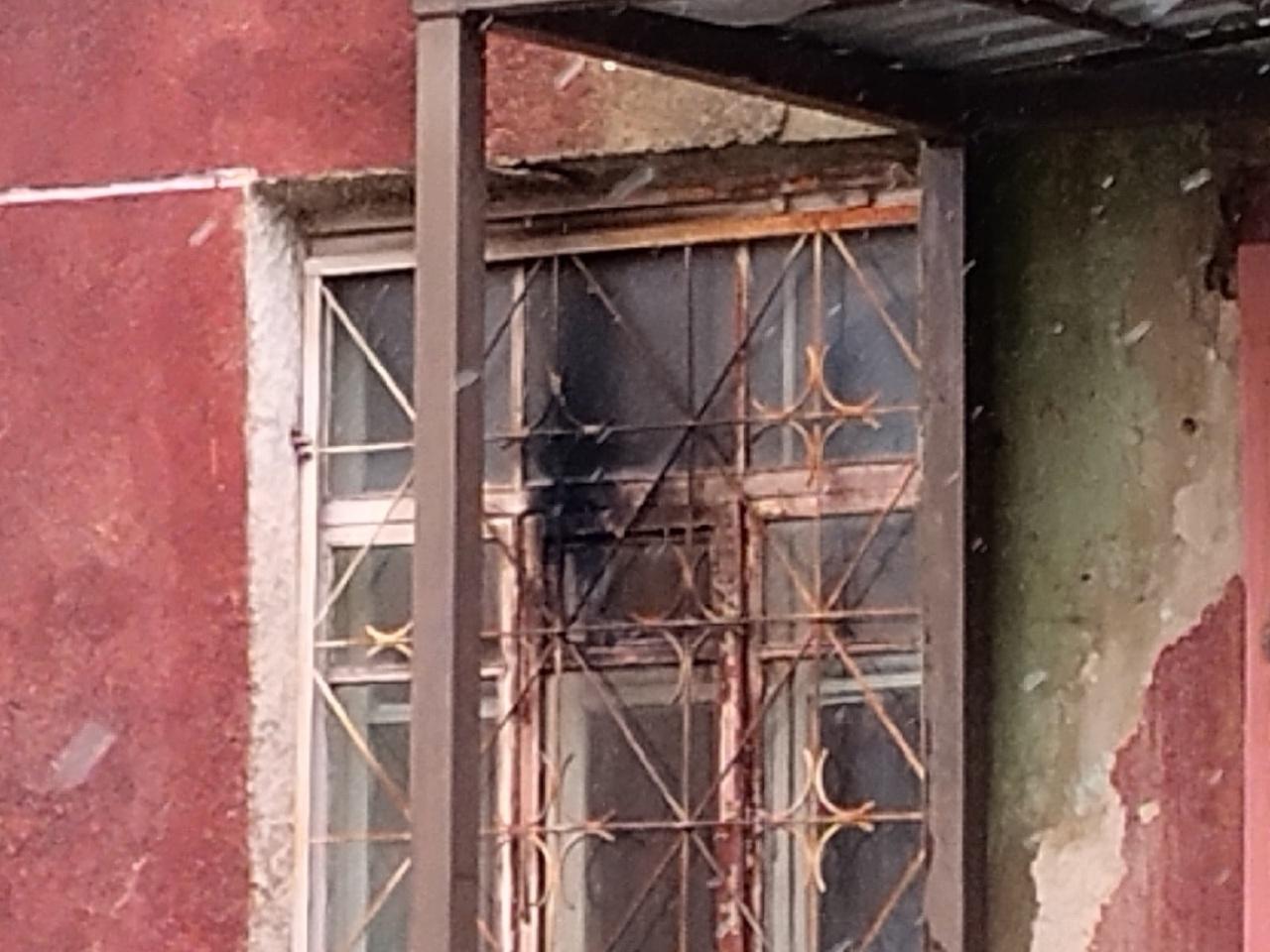 Фото Появились фото военкомата в Новосибирске после попытки поджога 6