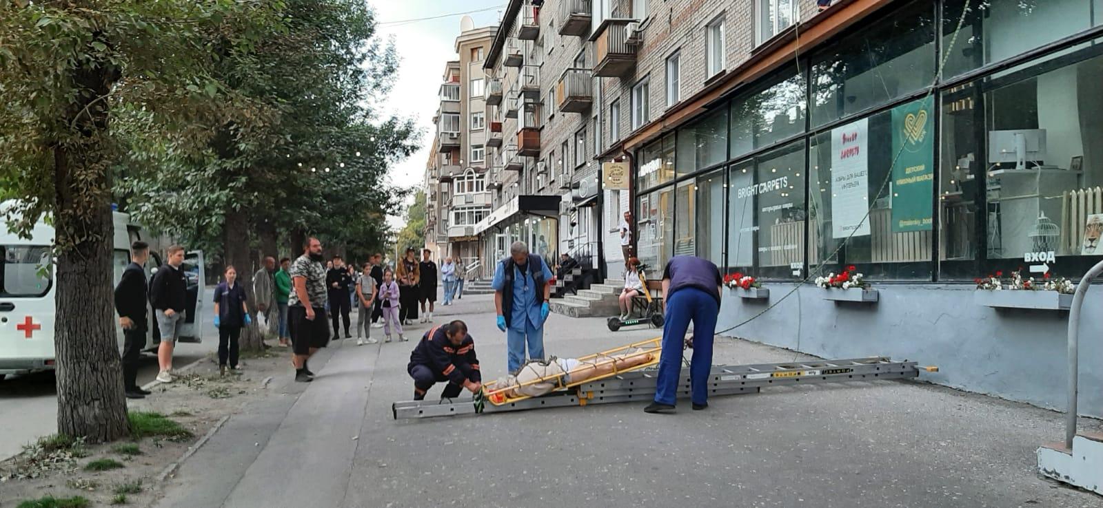 Фото В центре Новосибирска погибла выпавшая из окна пенсионерка 2