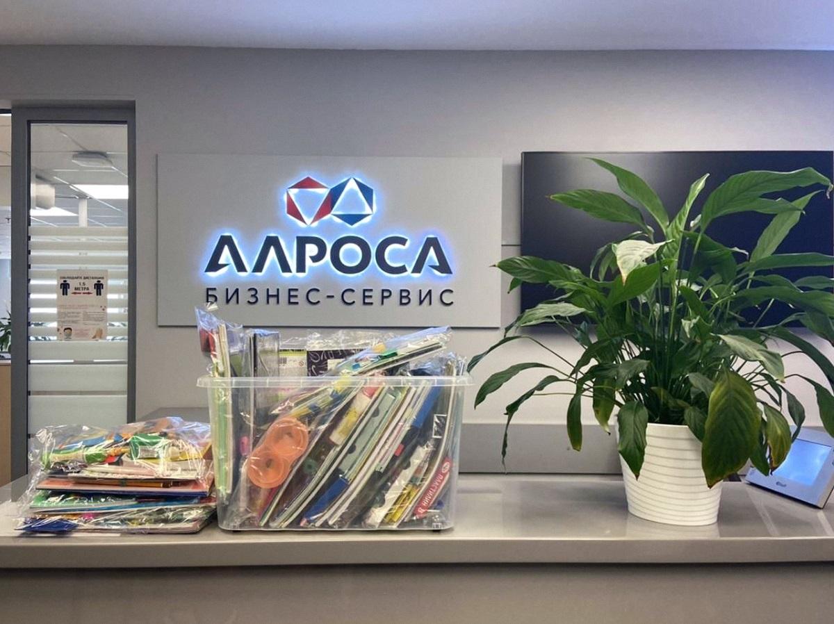 Фото Сотрудники АЛРОСА закупили школьные наборы для детей в Новосибирской области 3