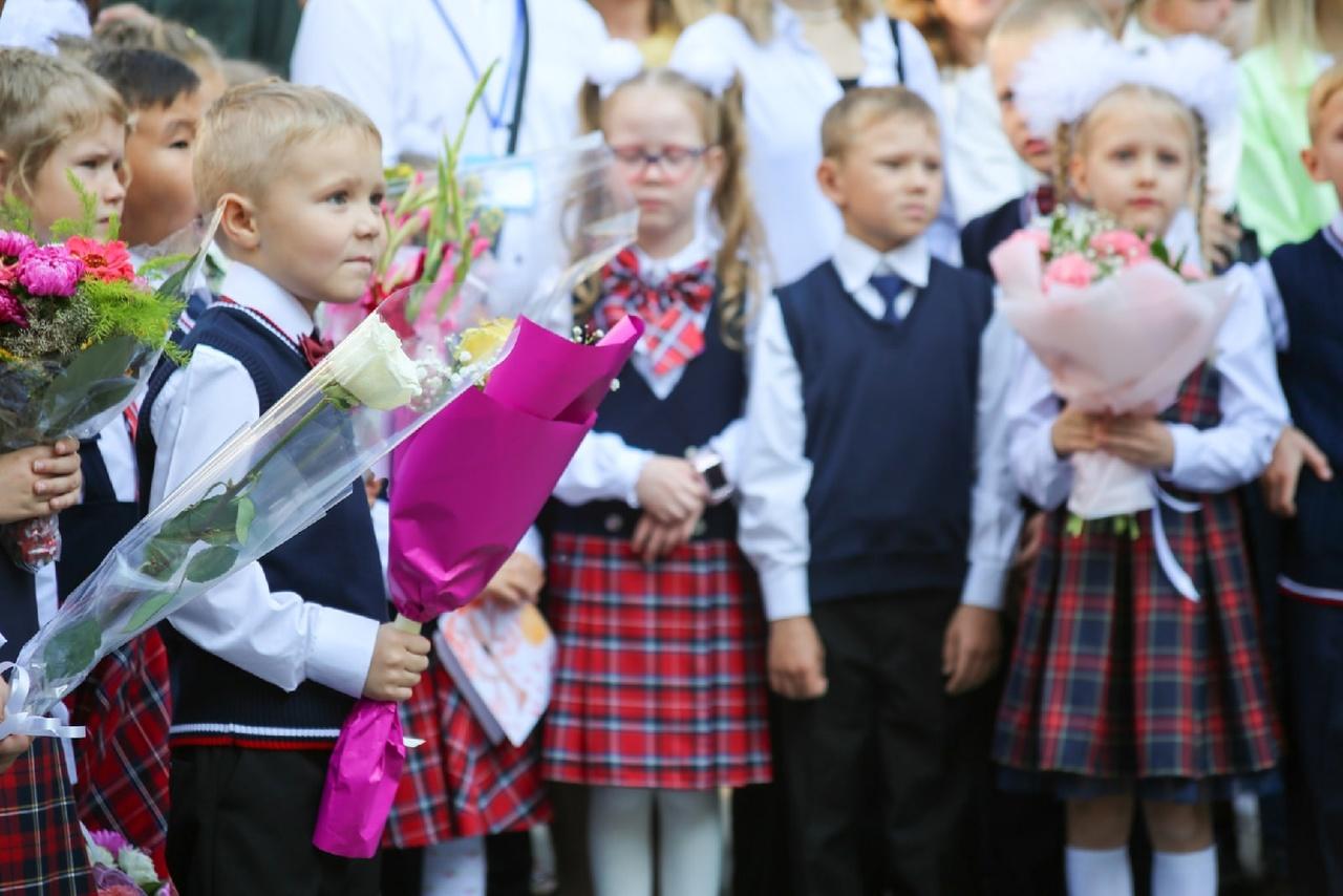 Фото Праздник знаний: лучшие кадры со школьных линеек в Новосибирске 1 сентября 10