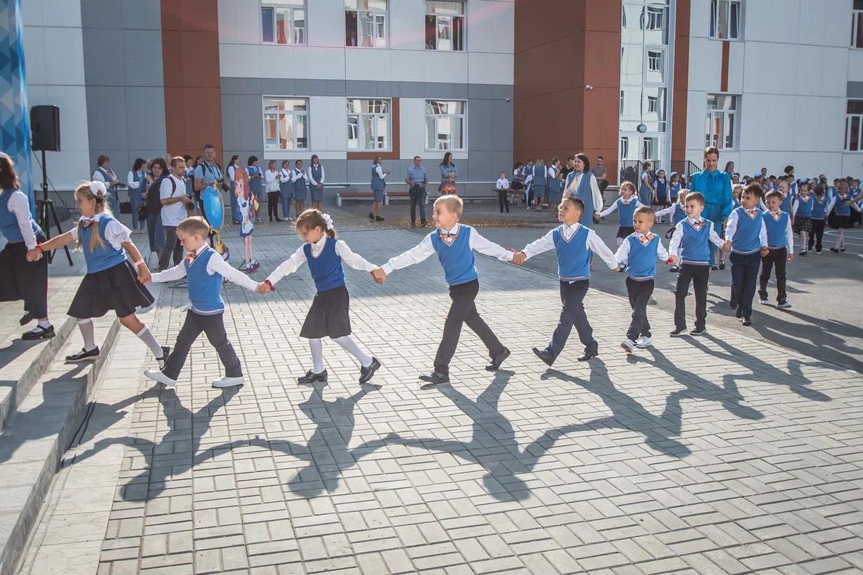 Фото Праздник знаний: лучшие кадры со школьных линеек в Новосибирске 1 сентября 15