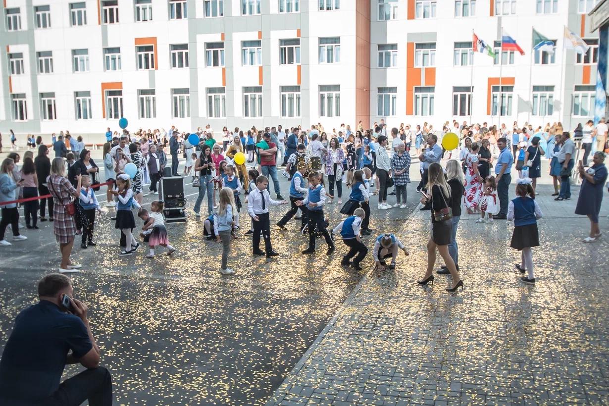 Фото Праздник знаний: лучшие кадры со школьных линеек в Новосибирске 1 сентября 19