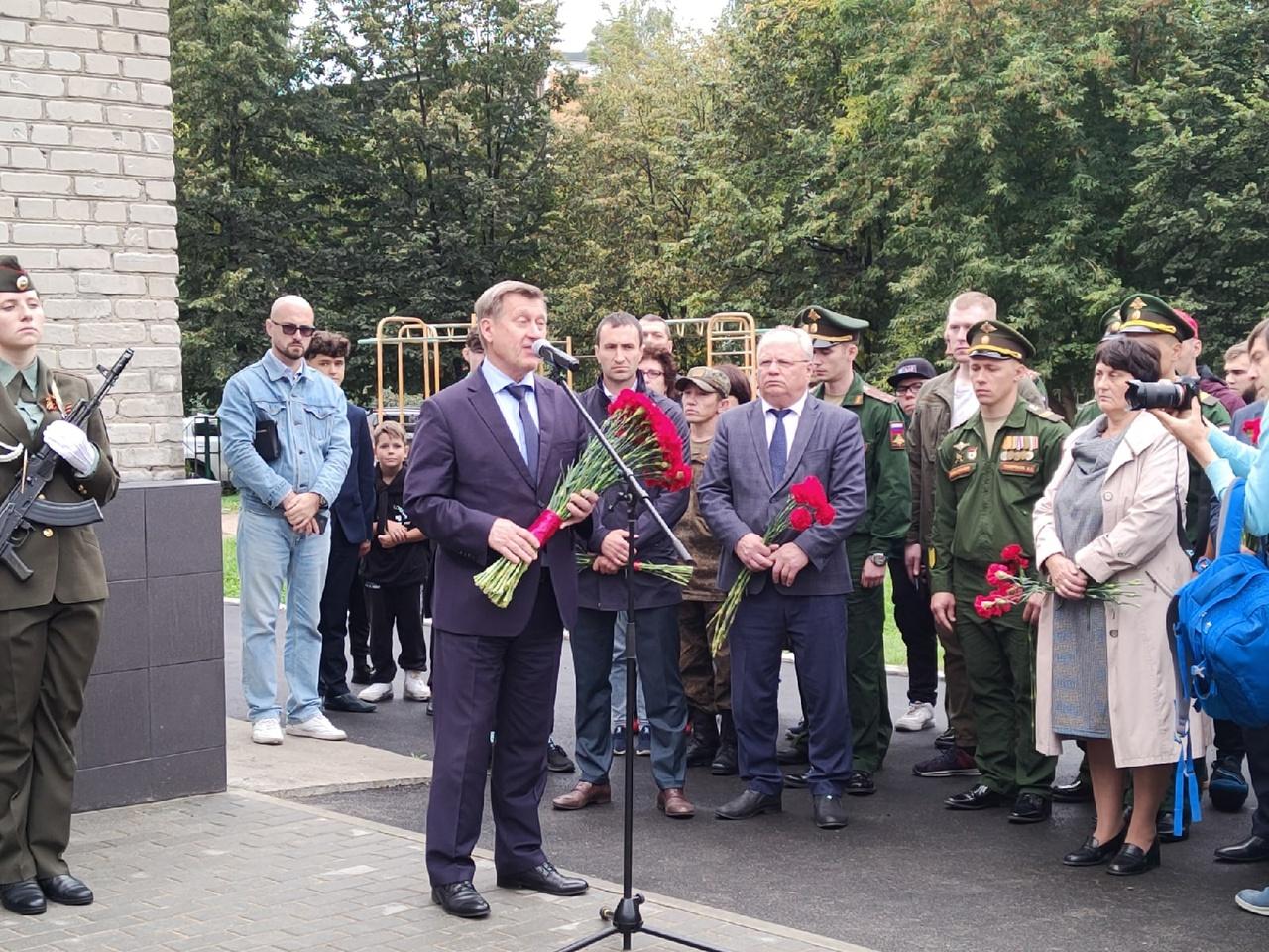 Фото В Новосибирске открыли доску памяти погибшему на Украине Камилю Хабибназарову 3