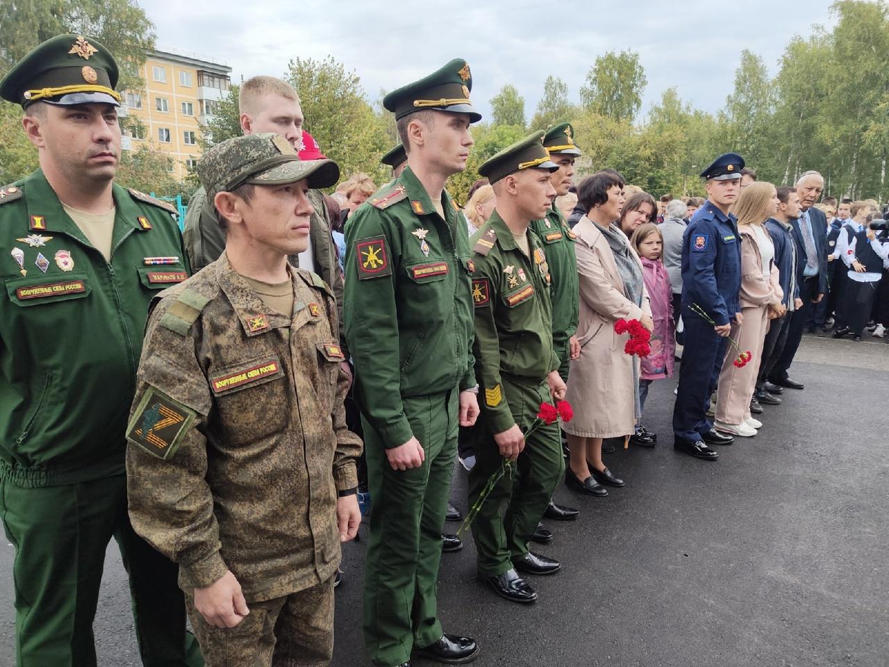 Фото В Новосибирске открыли доску памяти погибшему на Украине Камилю Хабибназарову 2