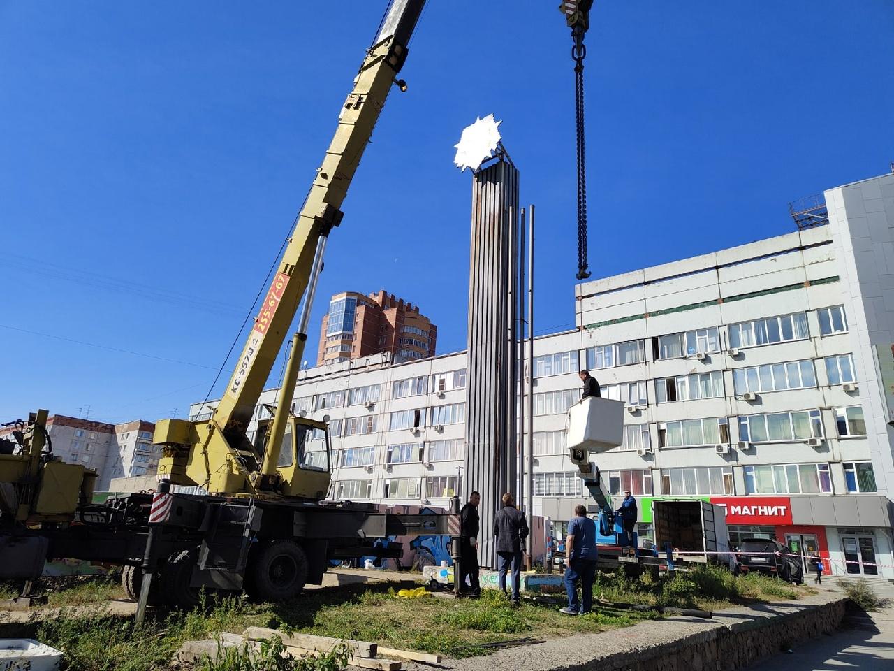 Фото В Новосибирске демонтированную стелу героям ВОВ вернули на место 2