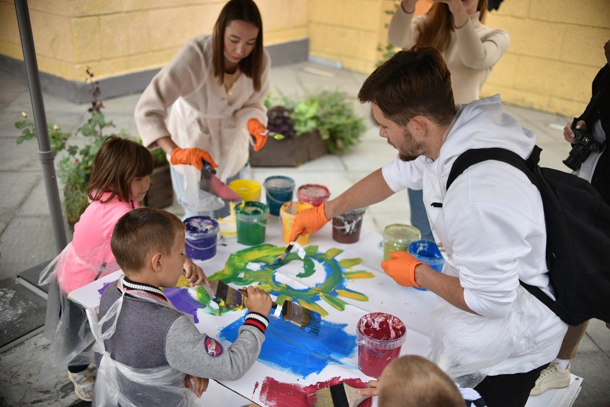 Фото «Отпечатки сердец»: выставка абстрактных картин детей из приёмных семей открылась в Новосибирске 2