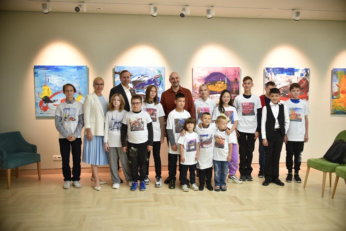 Фото «Отпечатки сердец»: выставка абстрактных картин детей из приёмных семей открылась в Новосибирске 4