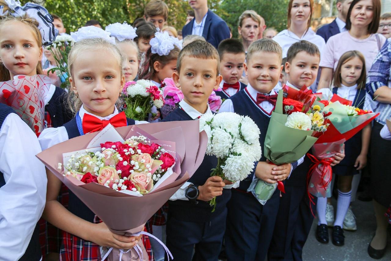 Фото Праздник знаний: лучшие кадры со школьных линеек в Новосибирске 1 сентября 6