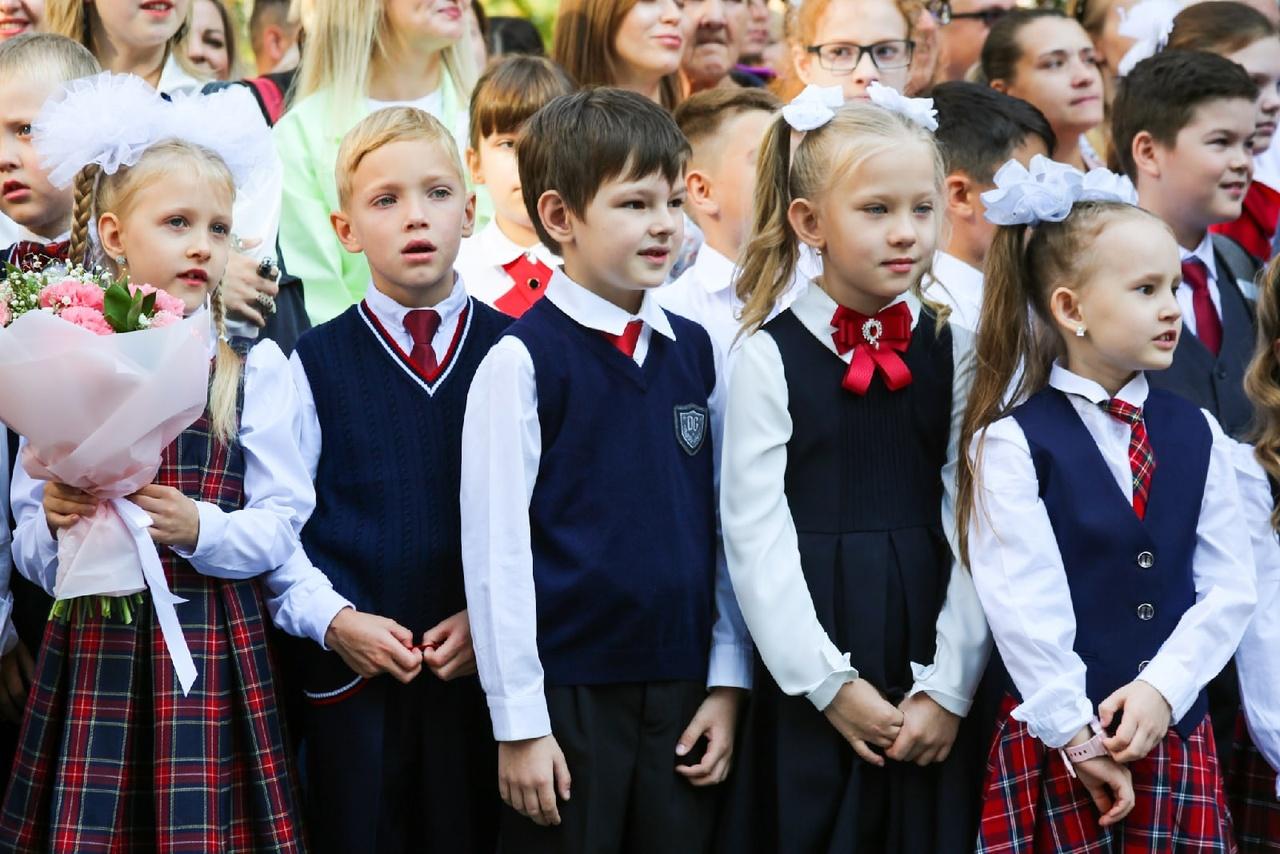 Фото Праздник знаний: лучшие кадры со школьных линеек в Новосибирске 1 сентября 4
