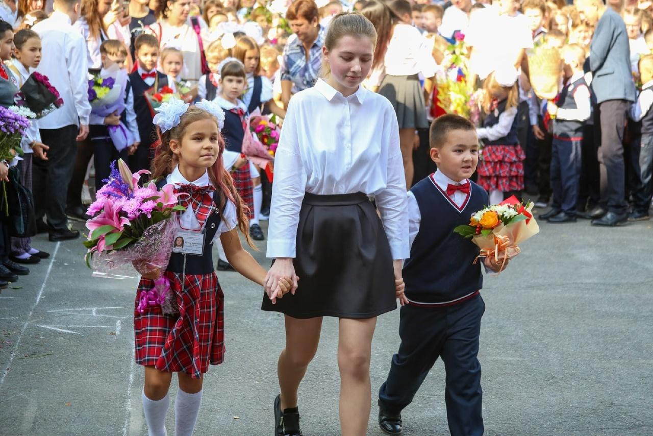 Фото Праздник знаний: лучшие кадры со школьных линеек в Новосибирске 1 сентября 20