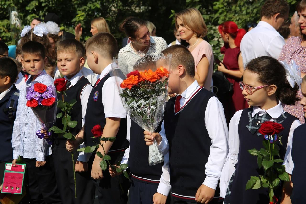 Фото Праздник знаний: лучшие кадры со школьных линеек в Новосибирске 1 сентября 3