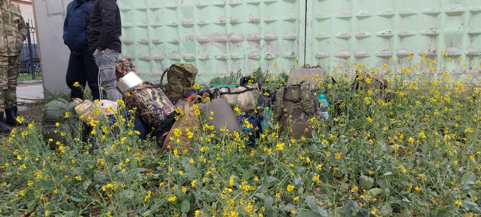 Фото В Новосибирске мобилизованные мужчины развели костры возле НВВКУ 2