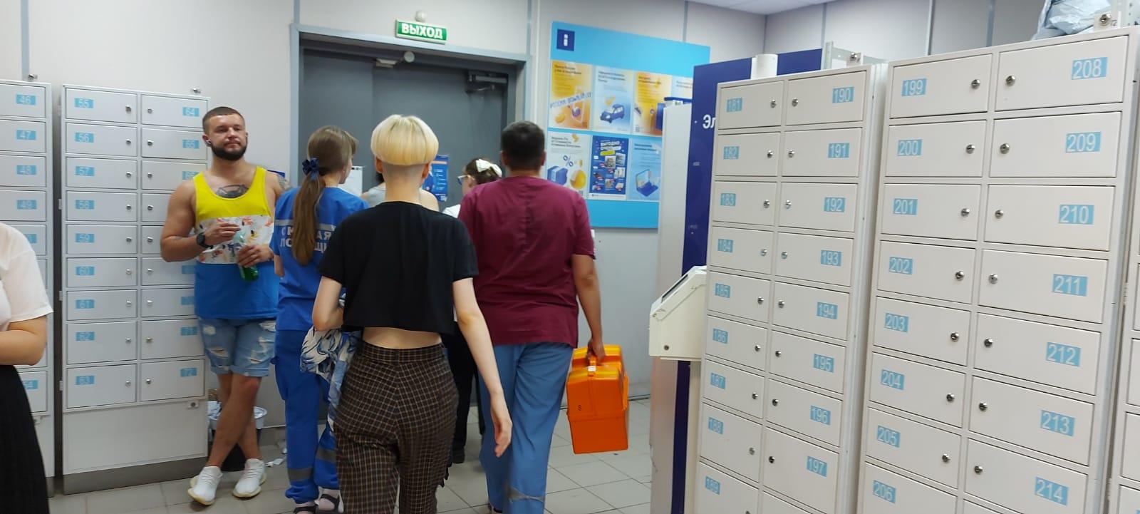 Фото В Новосибирске девушке стало плохо в очереди в отделении «Почты России» 2