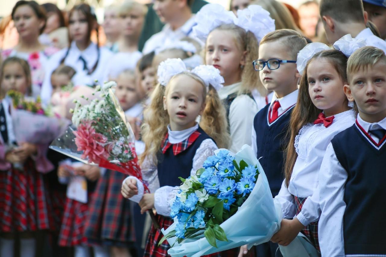 Фото Праздник знаний: лучшие кадры со школьных линеек в Новосибирске 1 сентября 7
