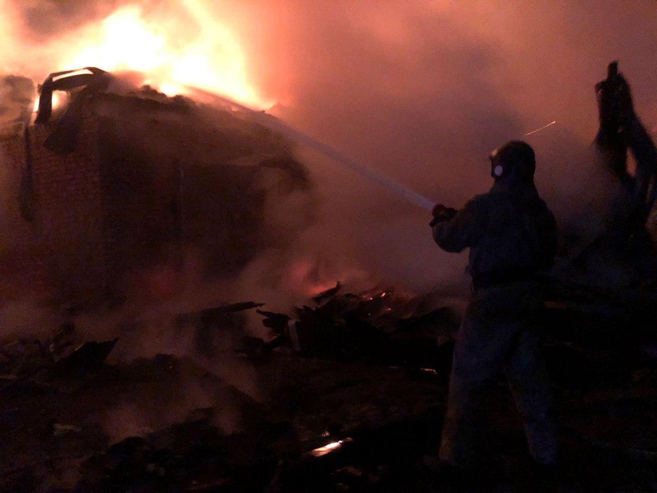 Фото В Новосибирске обрушилось здание автомастерской после пожара 2