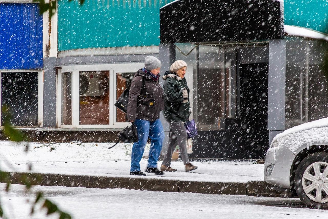 Фото Новосибирск накрыло снегом: 15 фантастических фото с улиц города 12