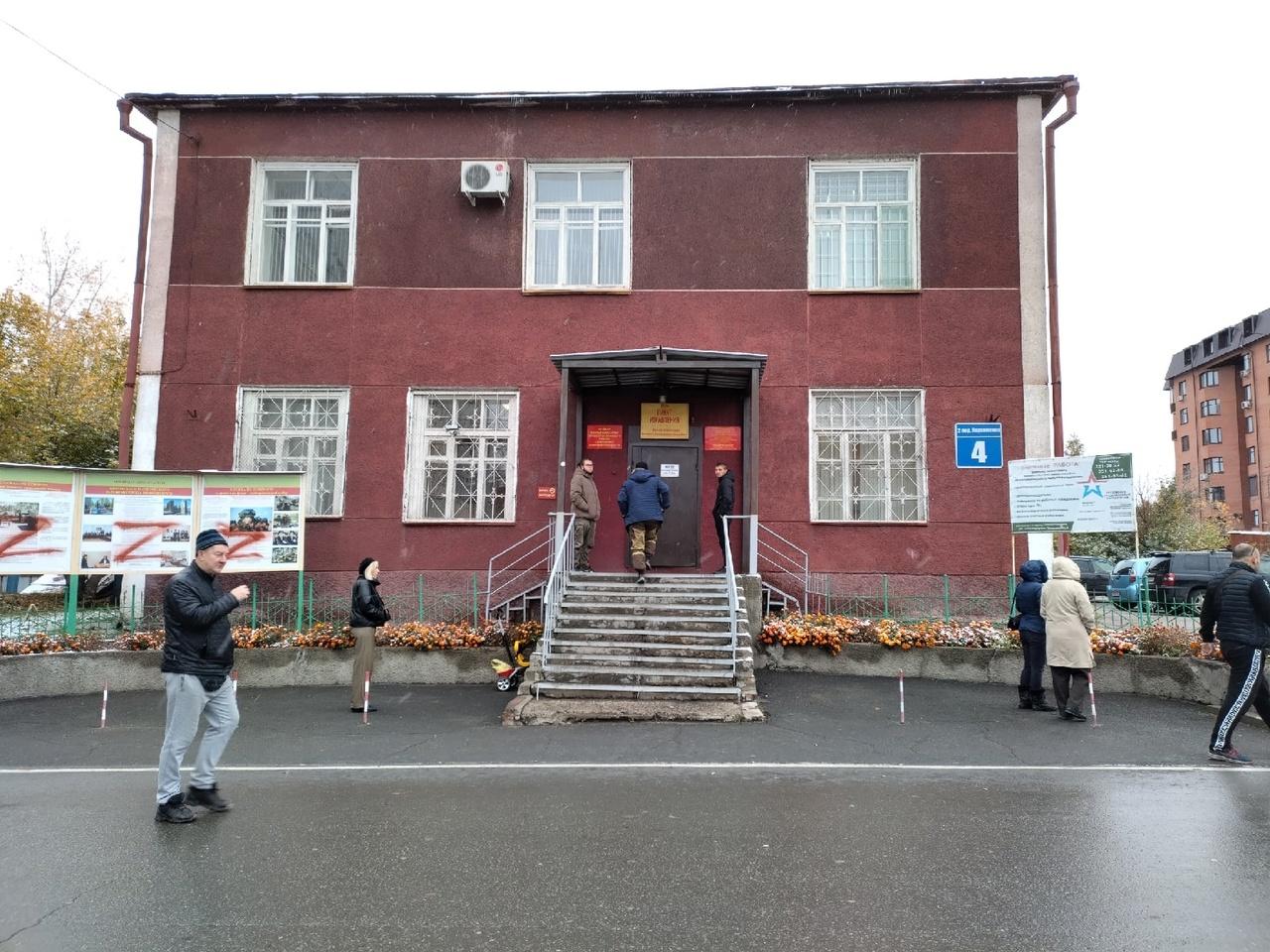 Фото Появились фото военкомата в Новосибирске после попытки поджога 4