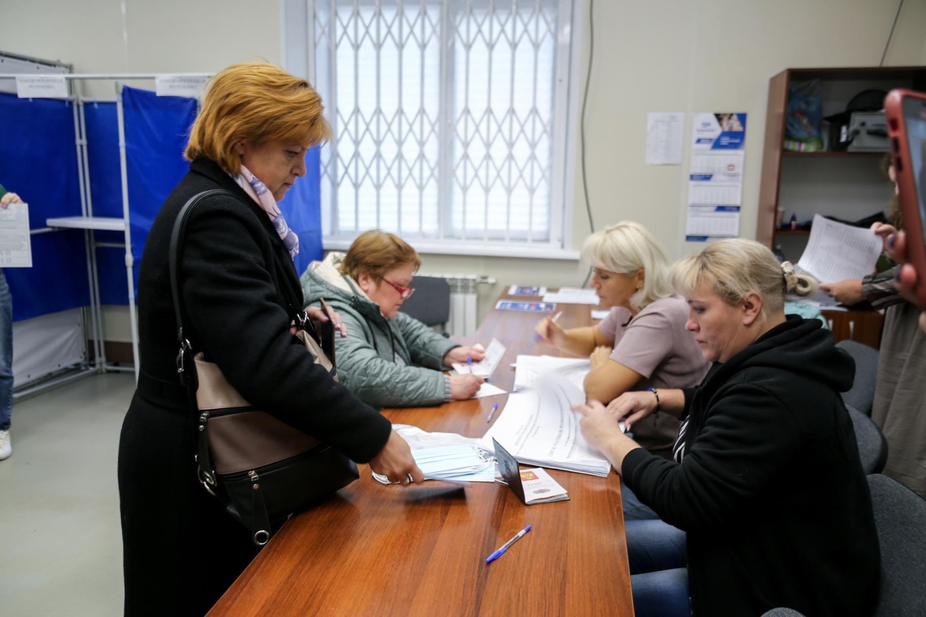 Фото В Новосибирске жители ДНР и ЛНР встали в очереди на голосовании по референдуму 2