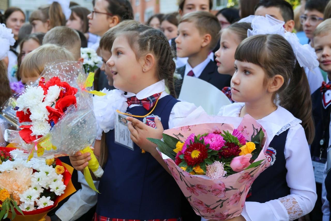 Фото Праздник знаний: лучшие кадры со школьных линеек в Новосибирске 1 сентября 9