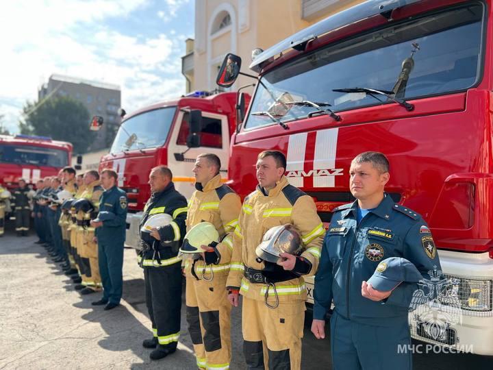 Фото В Новосибирске митрополит Никодим освятил 7 новых пожарных машин 2