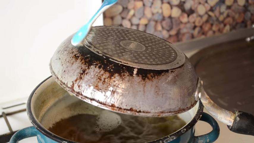 Фото Уложитесь в пару копеек: дешёвый способ отмыть сильный нагар с кастрюль и сковородок 2