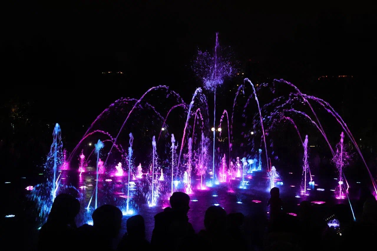 Фото Вода, голограммы и музыка: как прошло лазерное шоу к закрытию фонтанов в Новосибирске 4