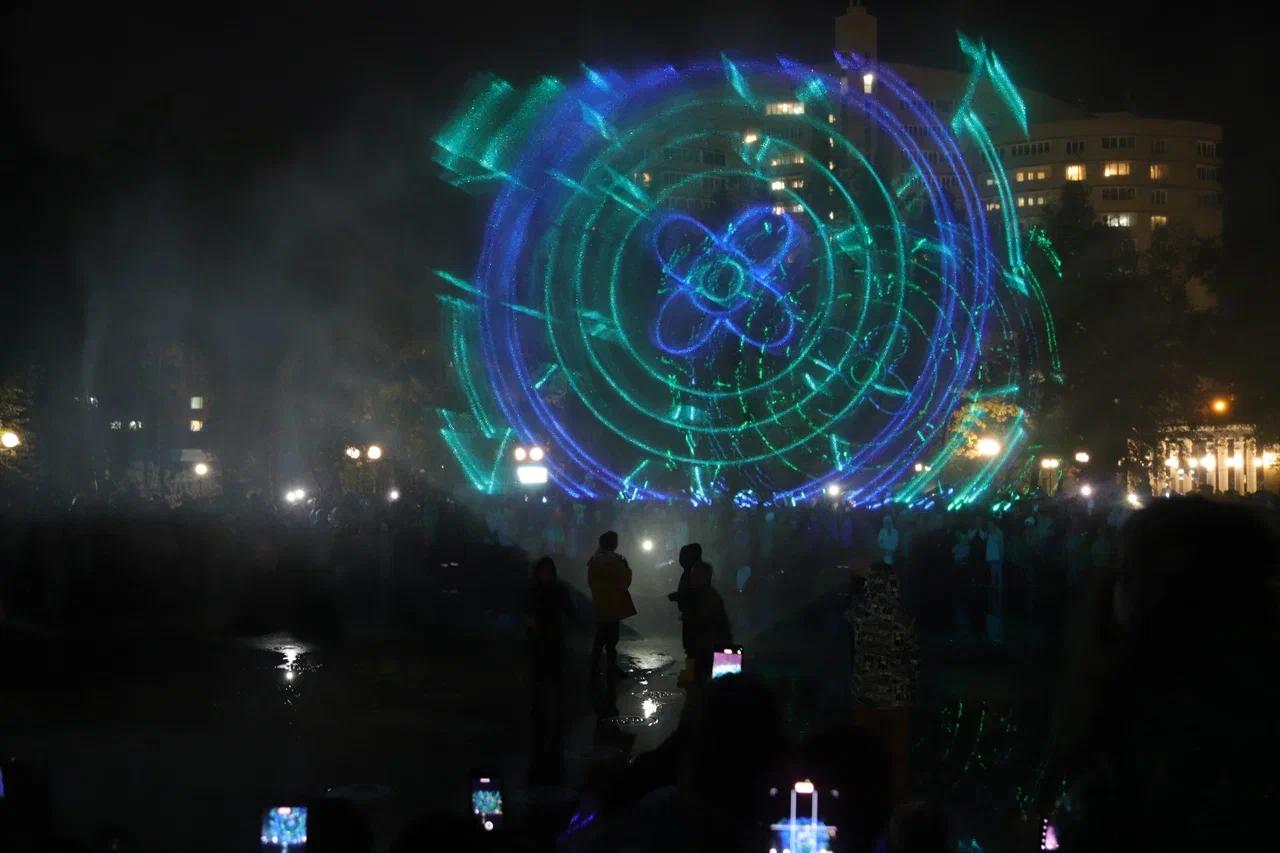 Фото Вода, голограммы и музыка: как прошло лазерное шоу к закрытию фонтанов в Новосибирске 7