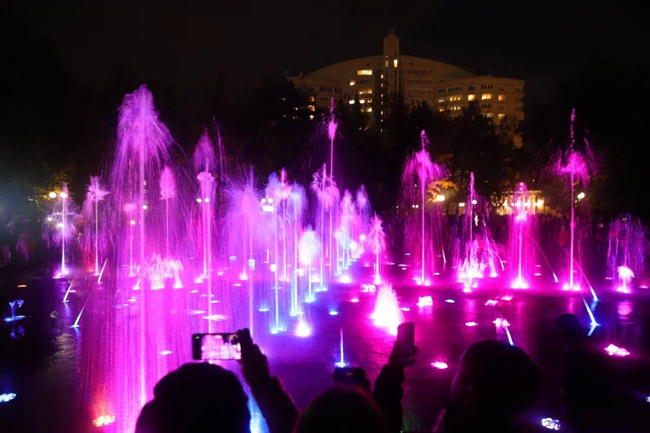 Фото Вода, голограммы и музыка: как прошло лазерное шоу к закрытию фонтанов в Новосибирске 13