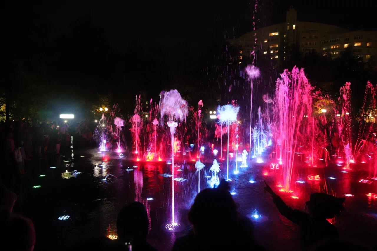 Фото Вода, голограммы и музыка: как прошло лазерное шоу к закрытию фонтанов в Новосибирске 12
