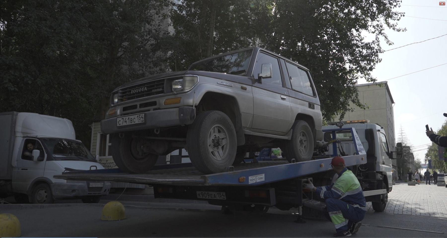 В Новосибирске массово эвакуировали автомобили с тротуара на проспекте  Маркса - sib.fm