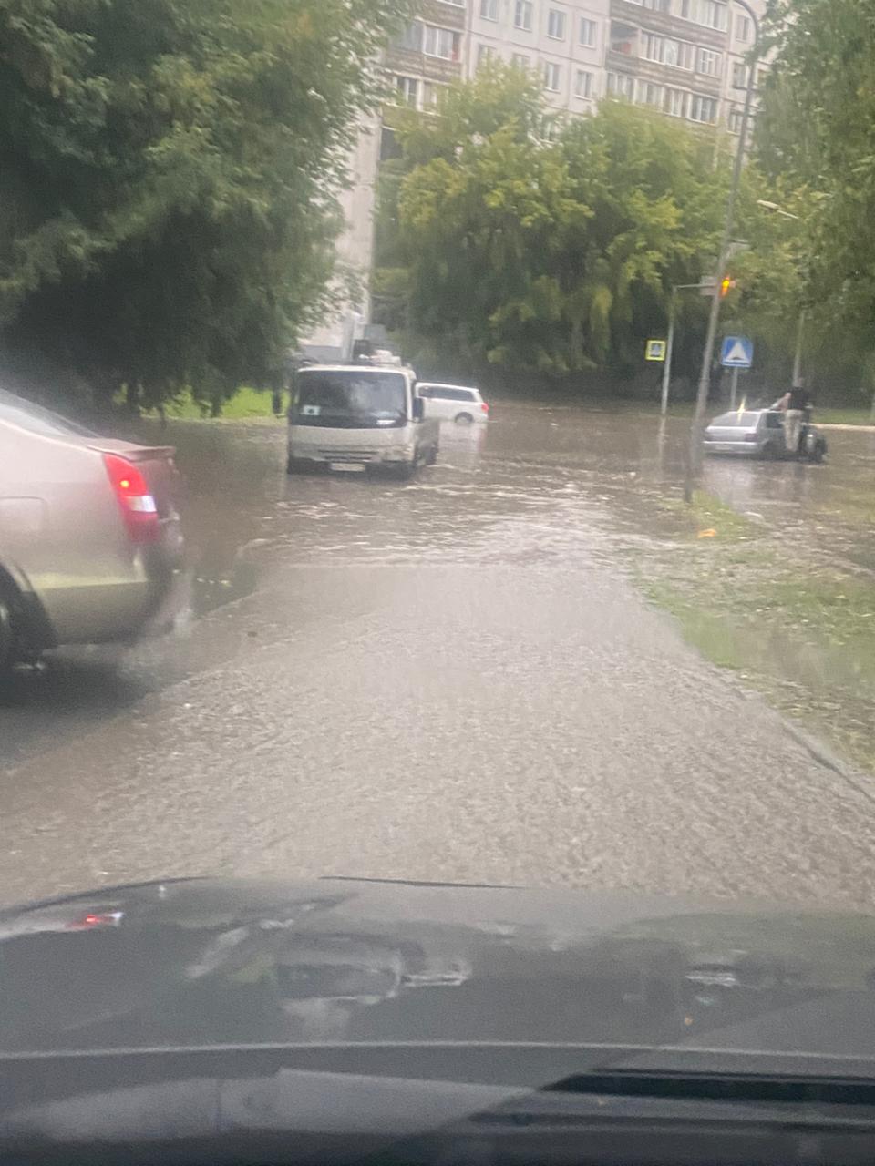 Фото Разбитые машины и потопы: опубликованы последствия огромного града и ливня в Новосибирске 4 сентября 4